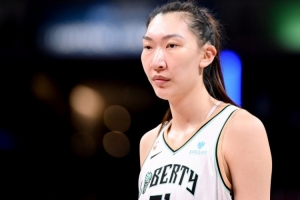 韩旭:WCBA球衣就是一块布剪几个窟窿 有队友还因搬行李闪了腰